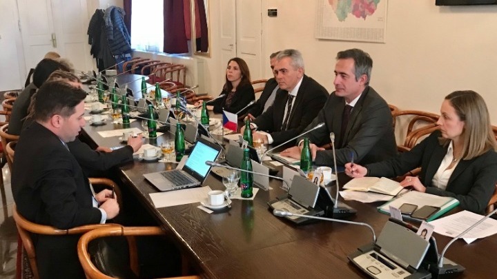 Μ. Χαρακόπουλος από Πράγα: Έμπρακτη αλληλεγγύη με επιμερισμό μεταναστών στην Ευρώπη