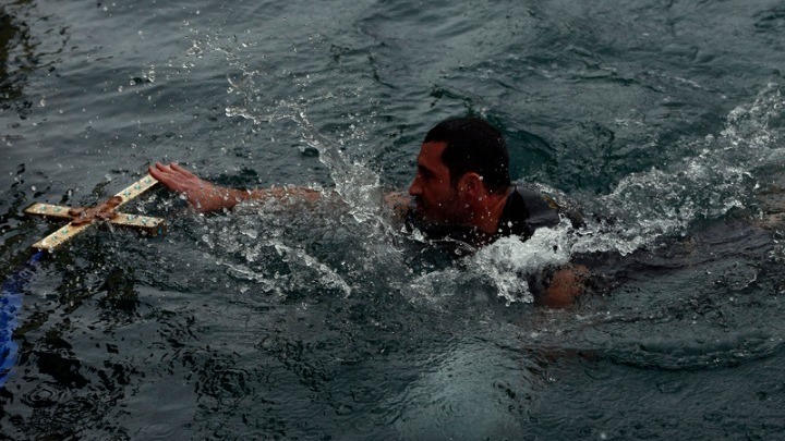 Με λαμπρότητα η τελετή αγιασμού των υδάτων και η ρίψη του Σταυρού στο λιμάνι του Πειραιά