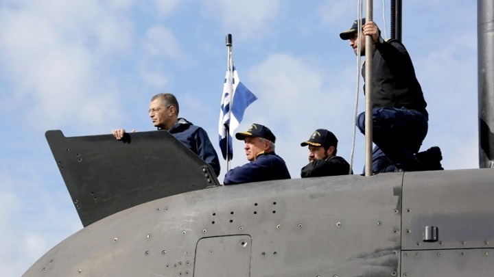 Ο Αλκ. Στεφανής παρακολούθησε βολή τορπίλης γυμνασίων από το υποβρύχιο «Κατσώνης»