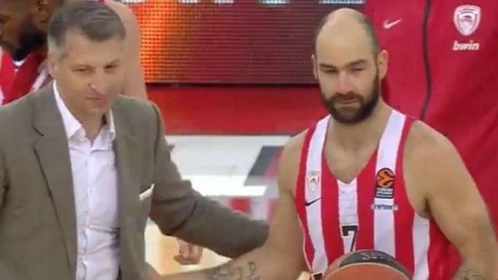 Ο Θοδωρής Παπαλουκάς βράβευσε τον Βασίλη Σπανούλη (vid)