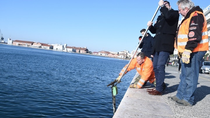 “Ψάρεψαν” 50 ηλεκτρικά πατίνια από τα νερά του Θερμαϊκού