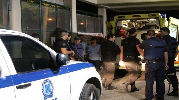 Σύγκρουση ΙΧ με όχημα που μετέφερε παράνομα μετανάστες. Χωρίς σοβαρά τραύματα διακομίσθηκαν σε δύο νοσοκομεία 13 άτομα