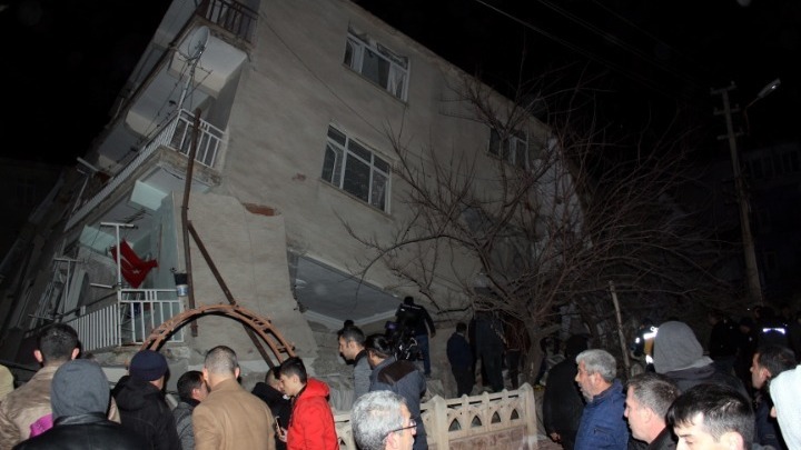 Τουρκία: Στους 8 οι νεκροί, ξεπερνούν τους 300 οι τραυματίες από τον σεισμό
