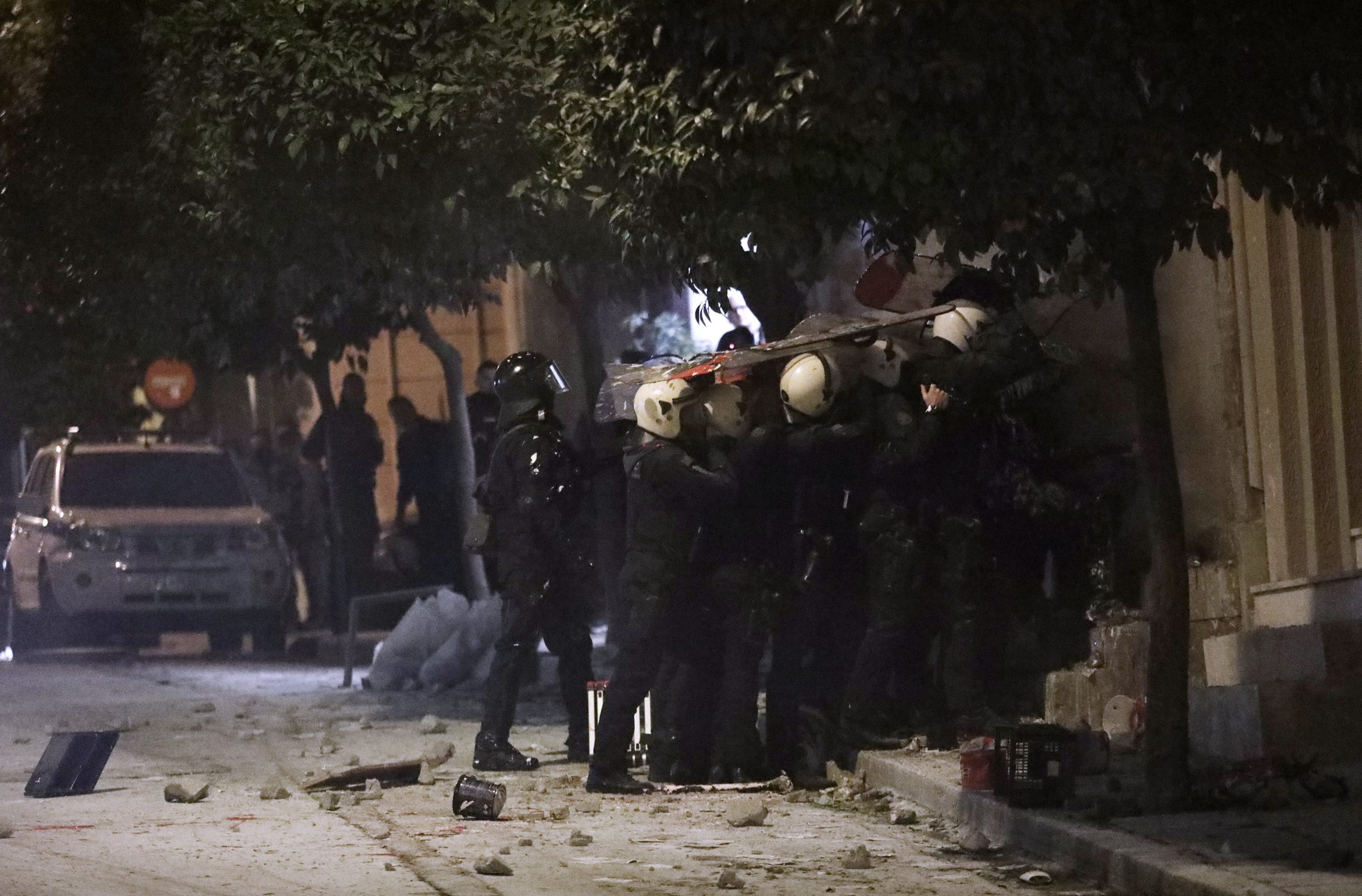 Κουκάκι: Επιχείρηση των ΕΚΑΜ για την εκκένωση δύο κτιρίων