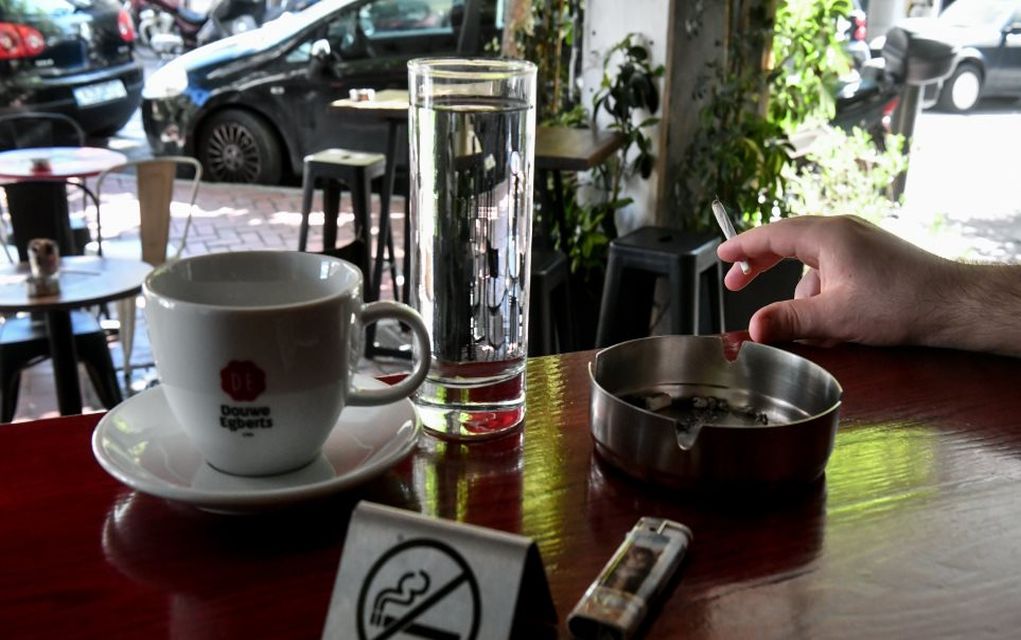 Θεσσαλονίκη: Καφέ – μπαρ έγινε λέσχη καπνιστών λόγω πτώσης του τζίρου