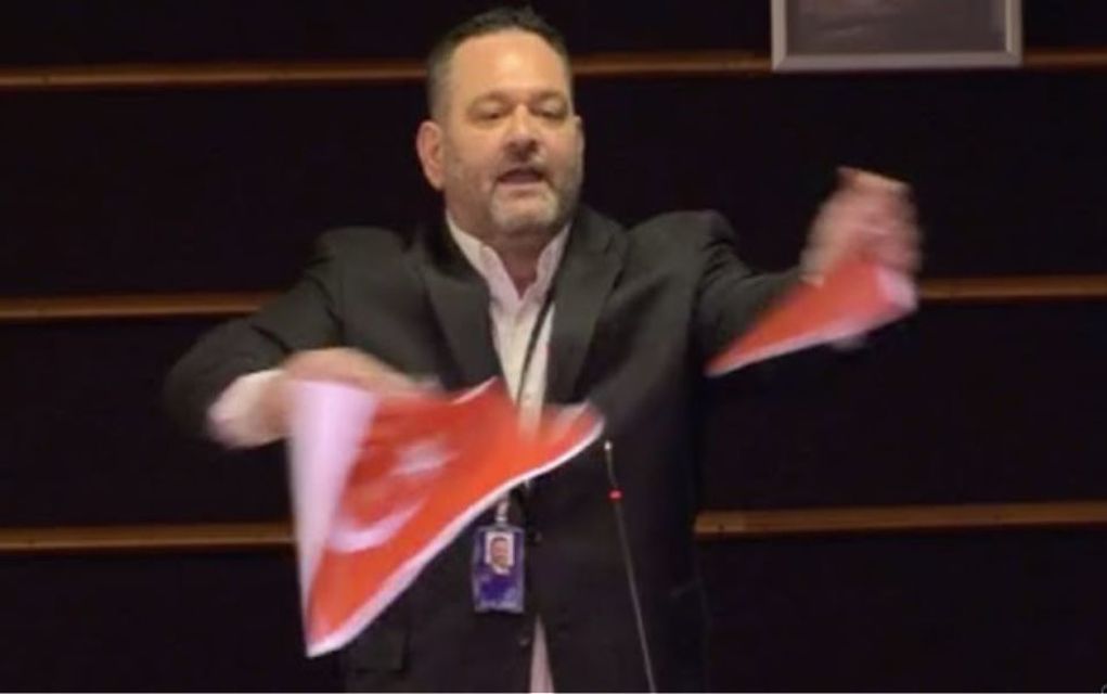 Απίστευτο: Ο Λαγός σκίζει τη σημαία της Τουρκίας στο ευρωκοινοβούλιο! (vd)