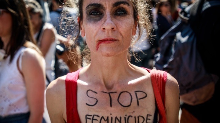 Ακτιβίστριες Femen αλυσοδέθηκαν σε γέφυρα στο Παρίσι για να καταγγείλουν τις γυναικοκτονίες με αφορμή τη γιορτή του Άγιου Βαλεντίνου