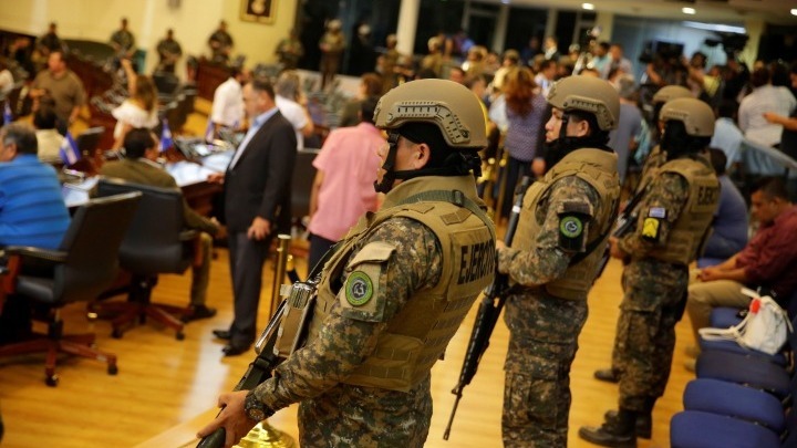 Ελ Σαλβαδόρ: Στρατιωτική εισβολή στο κοινοβούλιο για να εγκριθεί… ένα δάνειο