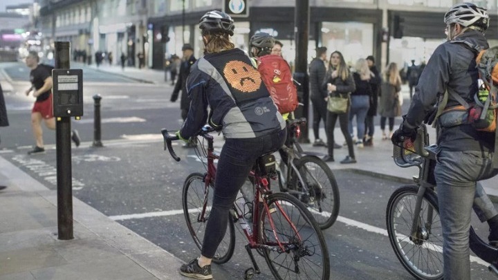 «Emoji Jacket» για μεγαλύτερη ασφάλεια των ποδηλατιστών
