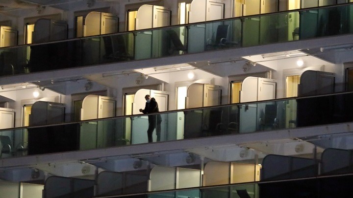 Ένας Ρώσος που επιβαίνει στο κρουαζιερόπλοιο Diamond Princess επιβεβαιώθηκε ότι έχει προσβληθεί από τον νέο κοροναϊό