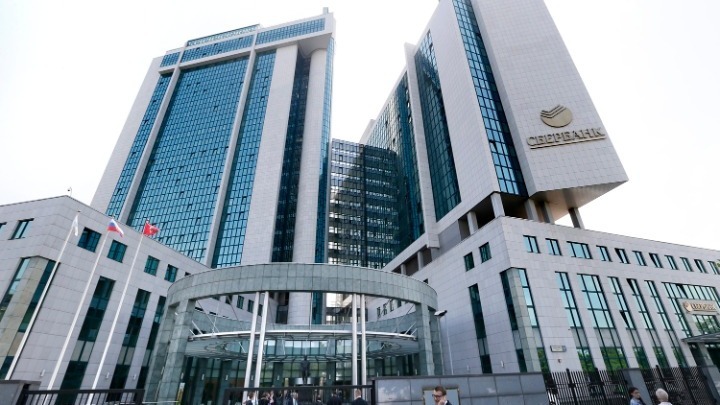 Η ρωσική κυβέρνηση θα αγοράσει από την Κεντρική τράπεζα το 50%+1 των μετοχών της μεγαλύτερης ρωσικής τράπεζας Sberbank με όρους αγοράς