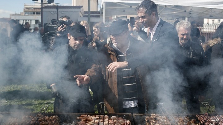 Με γλέντι στη Βαρβάκειο γιόρτασε η Αθήνα την Τσικνοπέμπτη