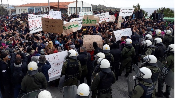 Μηχανήματα και αστυνομικές δυνάμεις σε Χίο και Λέσβο για τις κλειστές δομές – Ένταση στα λιμάνια