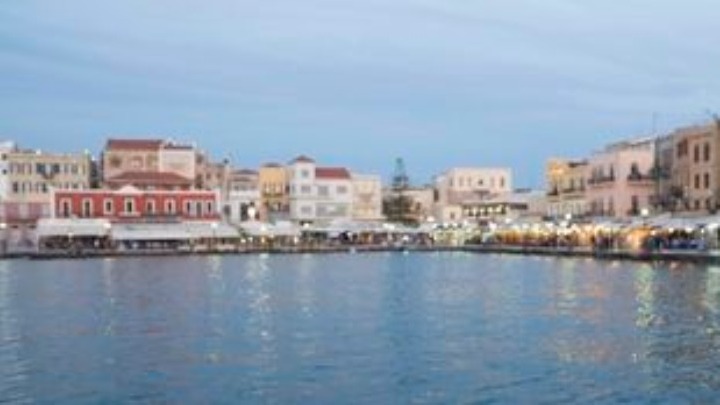 Να αφαιρέσουν παράνομες διαφημιστικές πινακίδες καλεί τους ιδιοκτήτες καταστημάτων ο δήμος Χανίων