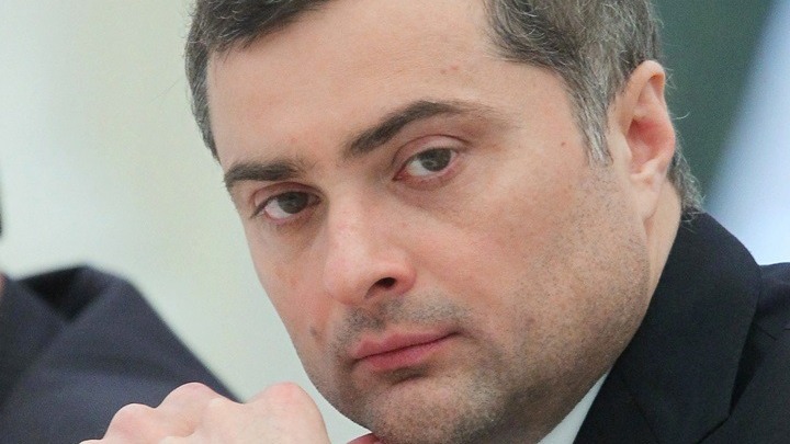 Ο Πούτιν απήλλαξε των καθηκόντων του τον σύμβουλο του Βλαντισλάβ Σουρκόφ, ιδεολόγο του πουτινισμού