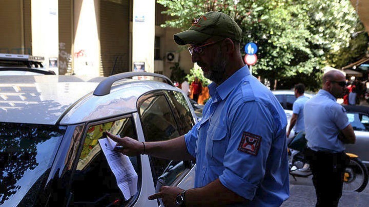 Οι κλήσεις για παράνομη στάθμευση των αυτοκινήτων νόμιμα τοποθετούνται στο παρμπρίζ των οχημάτων