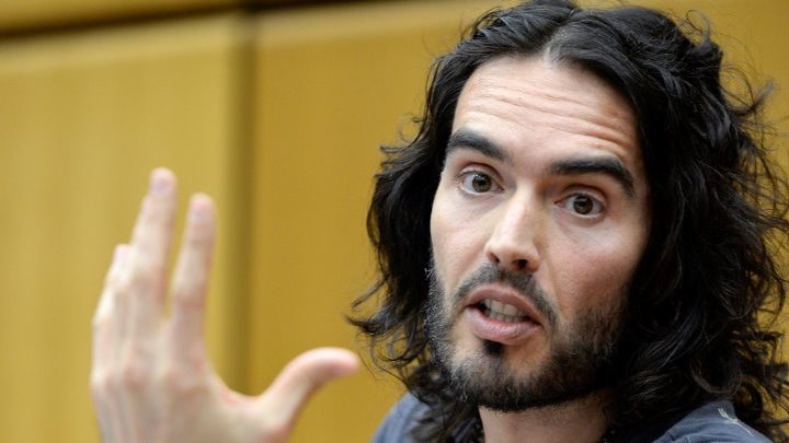 Ράσελ Μπραντ βρίσκει ομοιότητες στη ζωή της Κάρολαϊν Φλακ και της Έιμι Γουάινχαουζ