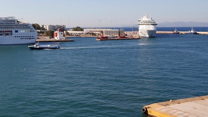 Στον Πειραιά, με τη βοήθεια ρυμουλκού, το φορτηγό πλοίο που παρέμενε ακυβέρνητο ανοιχτά της Αίγινας