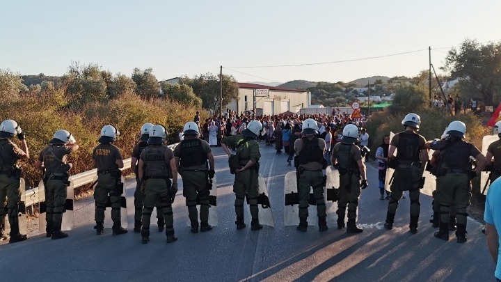 Το χρονικό των συγκρούσεων διαδηλωτών και αστυνομικών