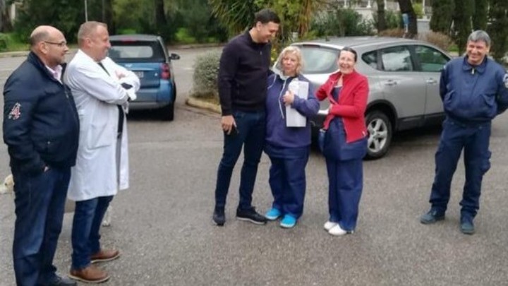 Τους δύο Έλληνες που επαναπατρίστηκαν από την Κίνα επισκέφθηκε ο Κικίλιας