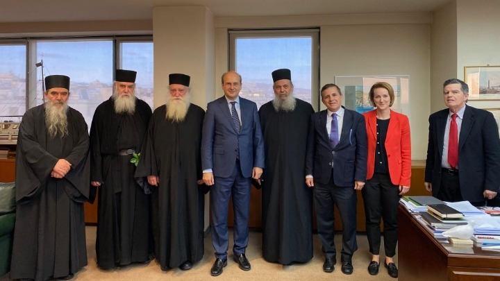 ΥΠΕΝ: Φωτοβολταϊκά στο Άγιο Όρος