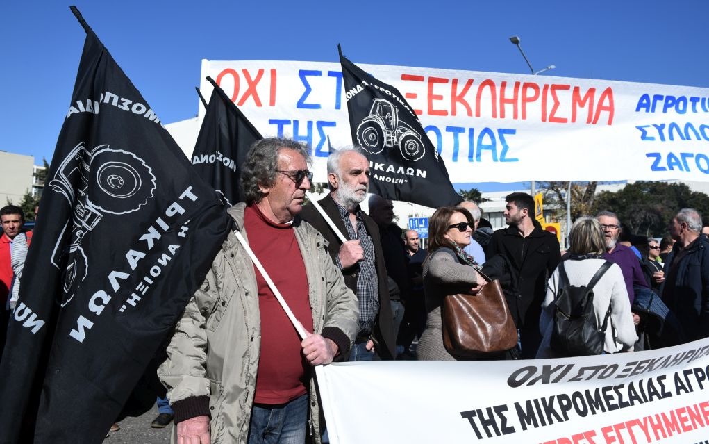 Θεσσαλονίκη: Οι αγρότες έκλεισαν την Εγνατία (pics)