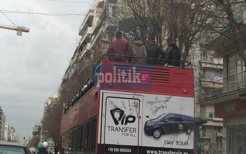Θεσσαλονίκη: Νεαροί στέκονται όρθιοι σε οροφή λεωφορείου στην Εγνατία (vd)