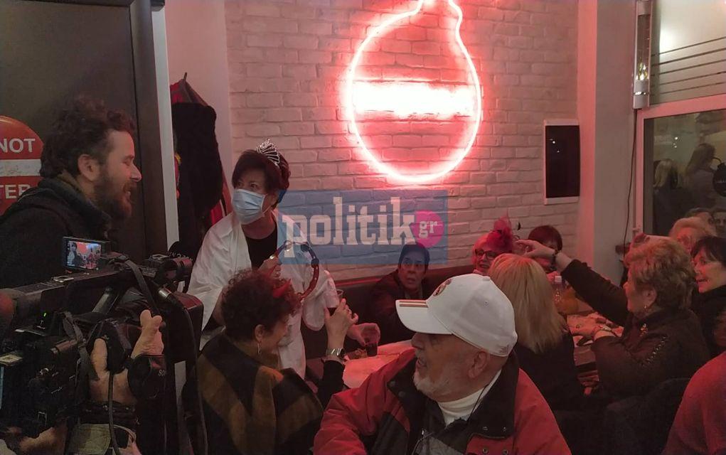 Ηλικιωμένη ντύθηκε… νοσοκόμα με μάσκα για τον κορωνοϊό! (vd)
