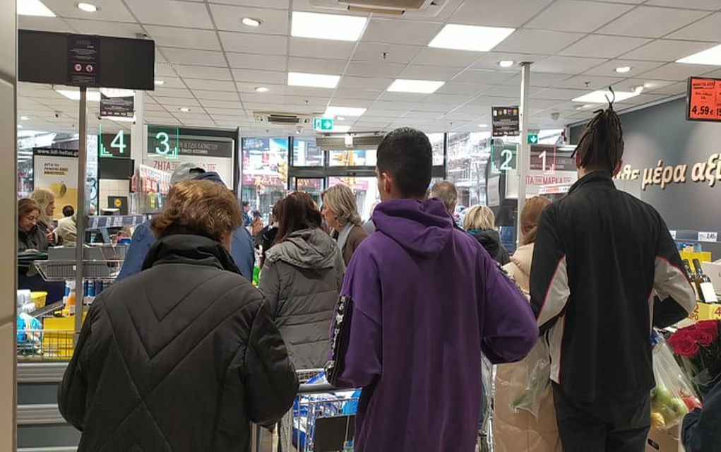 Ατελείωτες ουρές στα σούπερ μάρκετ λόγω κοροναϊού
