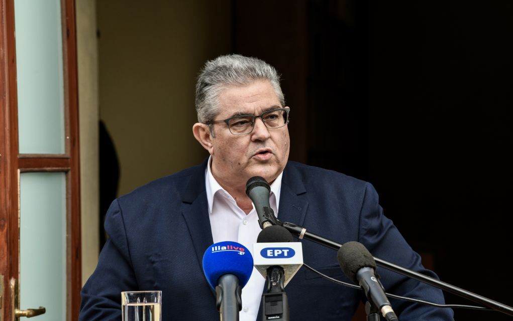 Κουτσούμπας για 21η Απριλίου: Μένουμε γεροί, μένουμε δυνατοί, όρθιοι!