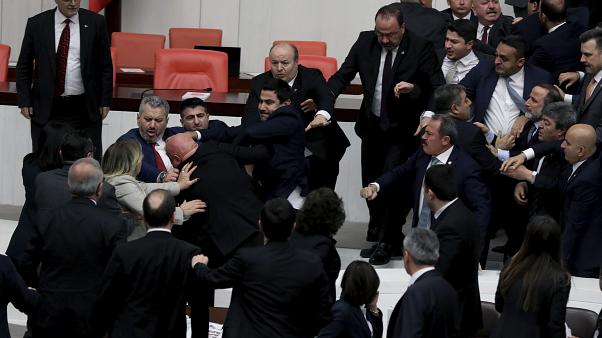 Τουρκία: Βουλευτές πιάστηκαν στα χέρια για χάρη του Ερντογάν (vd)