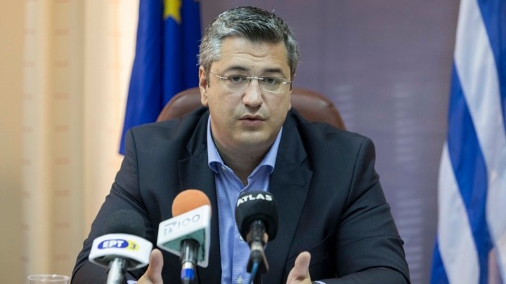 ΠΚΜ: Προσφέρει το μισό μισθό του ο Απ. Τζιτζικώστας