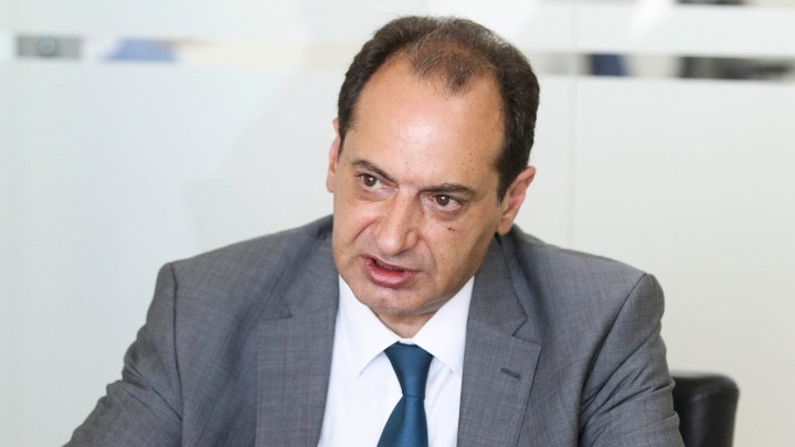 Χρ. Σπίρτζης: Ντροπή! 4 ημέρες εγκλωβισμένοι σε αεροδρόμιο του Λονδίνου πάνω από 70 συμπολίτες μας