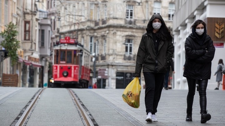 Covid-19: Υπό περιορισμό 1.500 άνθρωποι που είχαν εγκλωβιστεί για μέρες στο αεροδρόμιο της Κων/πολης