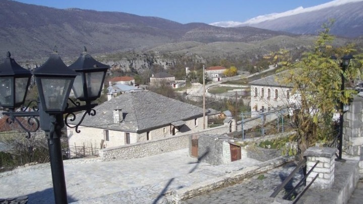 Δολό Πωγωνίου: Μνημείο αρχιτεκτονικής σε μοναδικό φυσικό ανάγλυφο