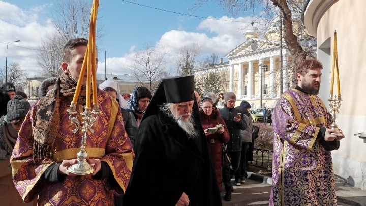 Έκκληση προς την Ρωσική Ορθόδοξη Εκκλησία από το Φιλελεύθερο Κόμμα να απαγορεύσει τις λειτουργίες στις εκκλησίες εξαιτίας του κορονοϊού