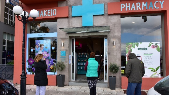 Έλλειψη παρακεταμόλης στα φαρμακεία-Μείωση ΦΠΑ για μάσκες, γάντια, αντισηπτικά ζητά ο ΦΣΘ