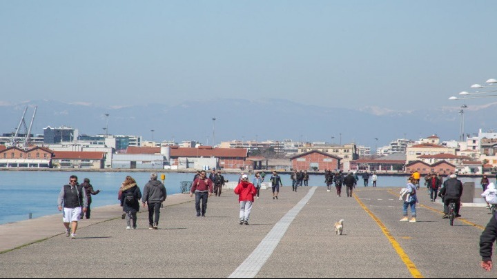 Γεμάτη κόσμο η παραλία παρά τις συστάσεις για περιορισμό