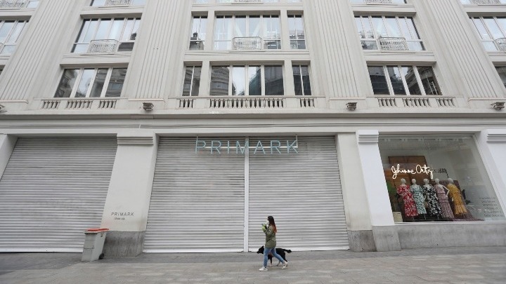 Η Primark κλείνει 189 καταστήματα από σήμερα το βράδυ, ενώ ακύρωσε τις παραγγελίες παραλαβής εμπορευμάτων
