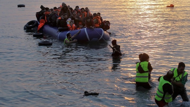 Η Τουρκία επιχειρεί να εξωθήσει από τη Συρία προς την Ελλάδα περίπου 130.000 πρόσφυγες, σύμφωνα με το ρωσικό υπ. Άμυνας