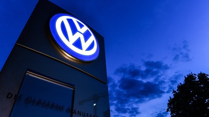 Η Volkswagen θέτει σε αναγκαστική άδεια σχεδόν 80.000 εργαζόμενους της στη Γερμανία