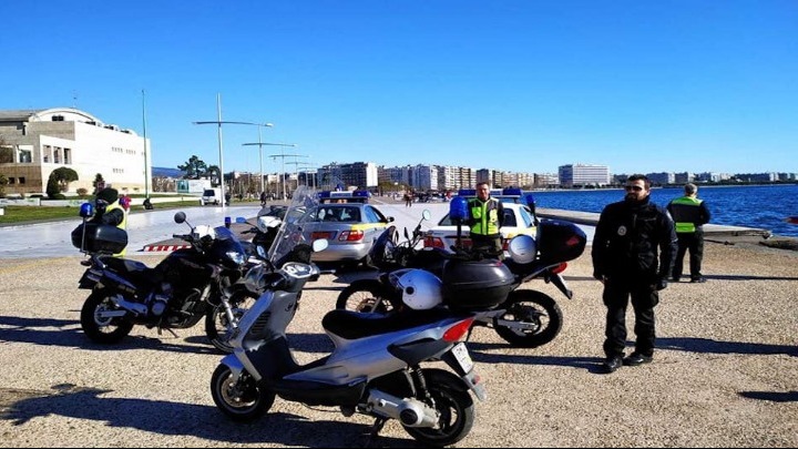 Η δημοτική αστυνομία απομακρύνει τον κόσμο από ανοιχτούς χώρους άθλησης