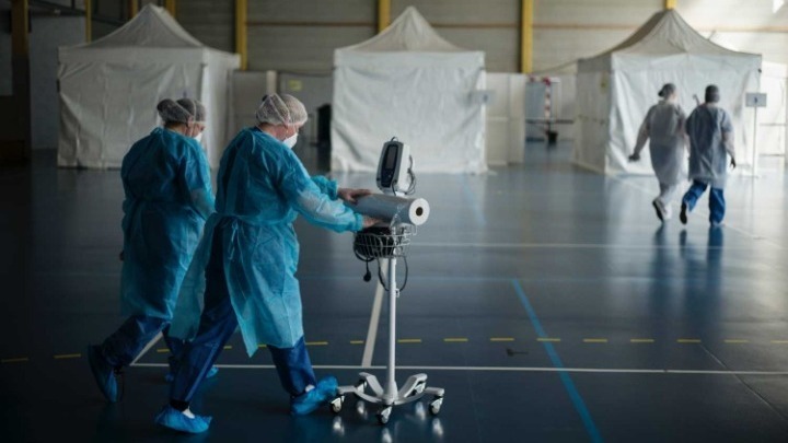 Η πρόωρη άρση των μέτρων μπορεί να πυροδοτήσει κύμα κορονοϊού το καλοκαίρι