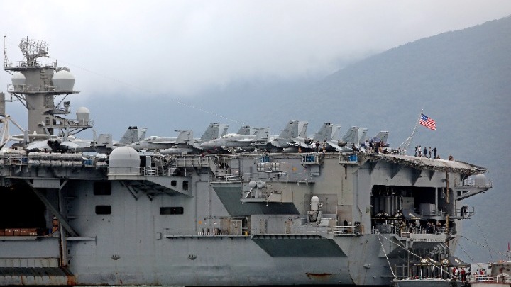 ΗΠΑ-Covid-19: Τρεις ναύτες στο αεροπλανοφόρο Θίοντορ Ρούζβελτ βρέθηκαν θετικοί στον κορονοϊό