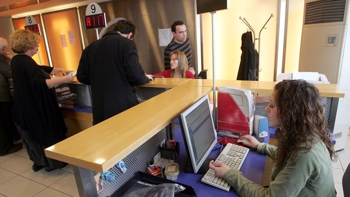 ΚΥΑ: Όλες οι λεπτομέρειες για αναστολές συμβάσεων και τα €800