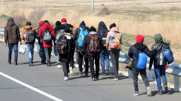 “Καραβάνια” μεταναστών οδεύουν προς τα σύνορα