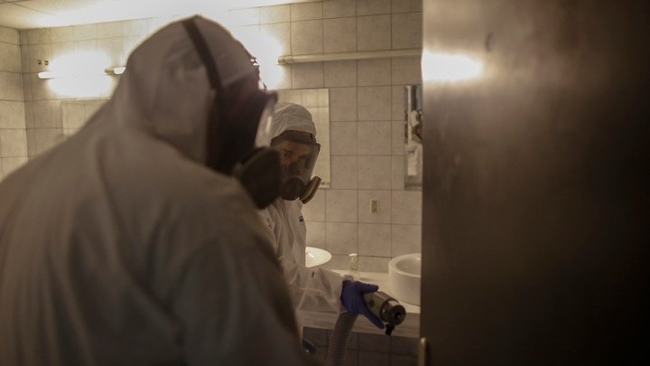Καθημερινή απολύμανση των χώρων πρόσβασης των δημόσιων νοσοκομείων της πρωτεύουσας, από τον δήμο Αθηναίων