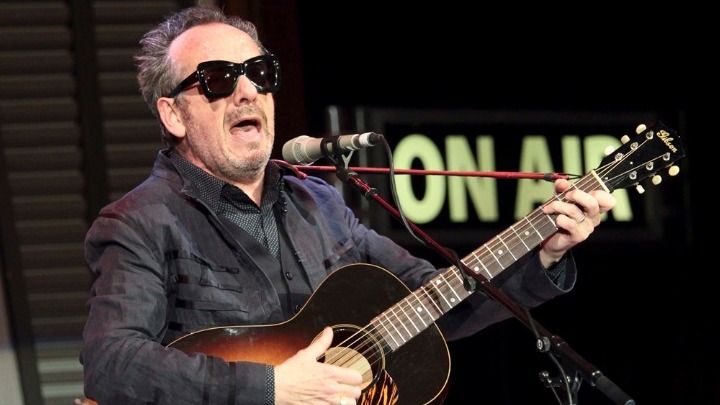 Με ένα τραγούδι, ο Elvis Costello στη μάχη κατά του SARS-CoV-2