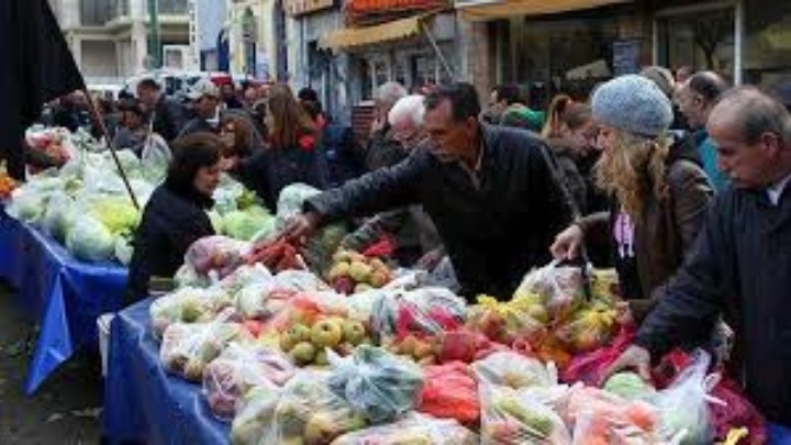 «Με το γάντι» από αύριο οι καταναλωτές στις λαϊκές αγορές. Θα το προμηθεύονται δωρεάν από τους επαγγελματίες πωλητές