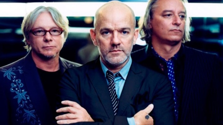 Ο Michael Stipe θυμίζει το «It’s the End of the World As We Know It (And I Feel Fine)» των R.E.M.